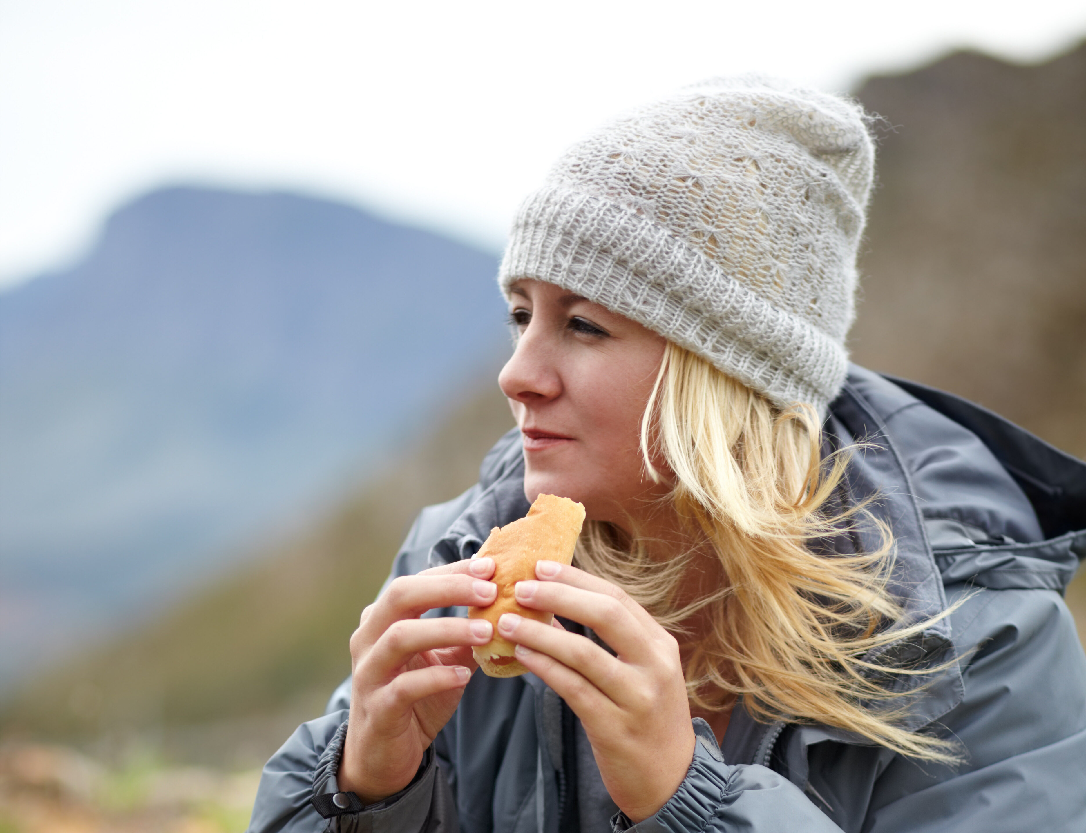 Femme mange salée pendant un trail